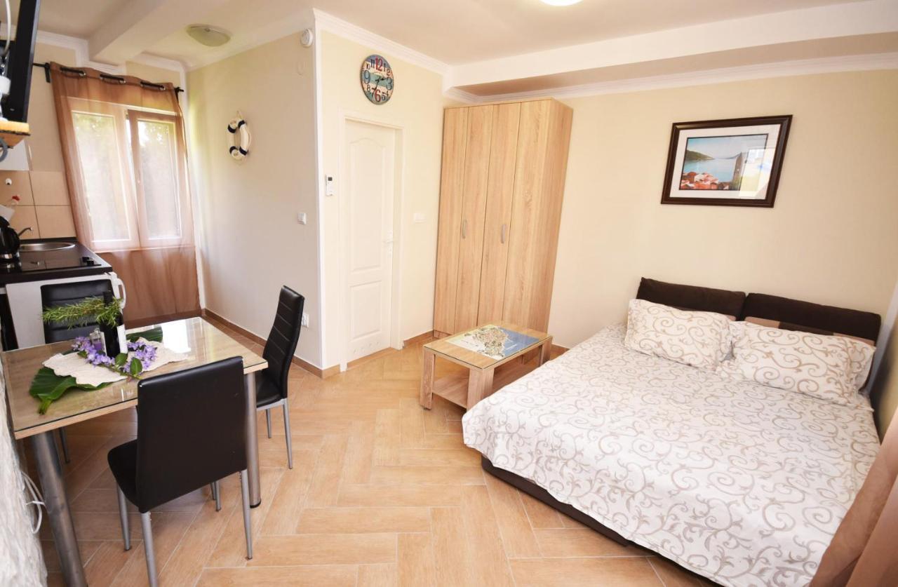 Vila Kula 1830 Apartments 헤르섹 외부 사진