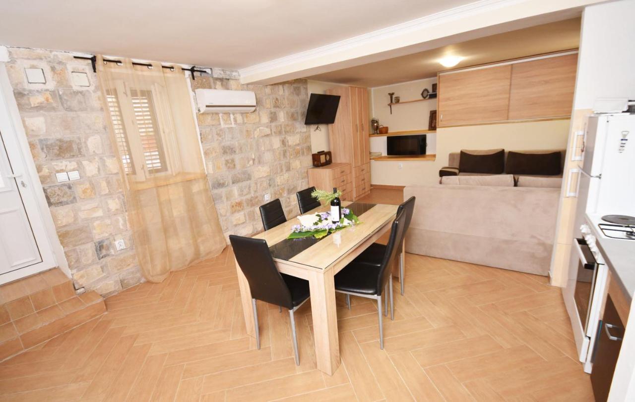Vila Kula 1830 Apartments 헤르섹 외부 사진